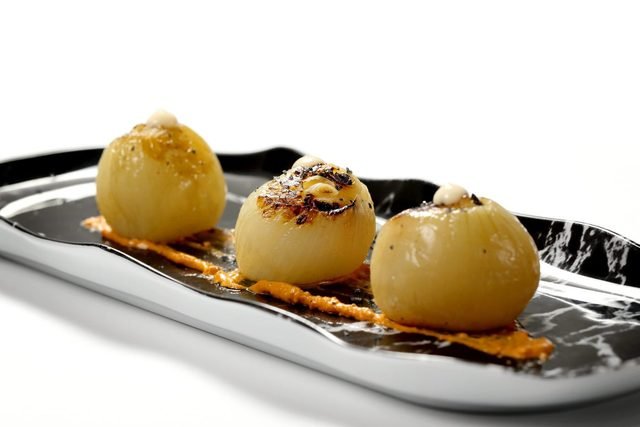 Plato de Ullate: tres cebollitas sobre salsa