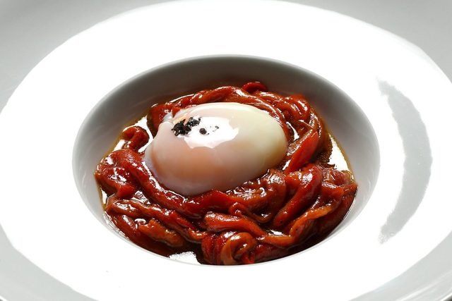 Plato de Ullate: preparación roja con una yema de huevo encima
